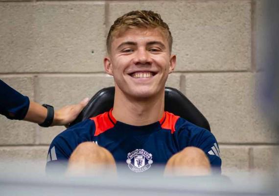 邮报：虽然越来越接近加盟那不勒斯，但霍伊伦仍然想留在曼联